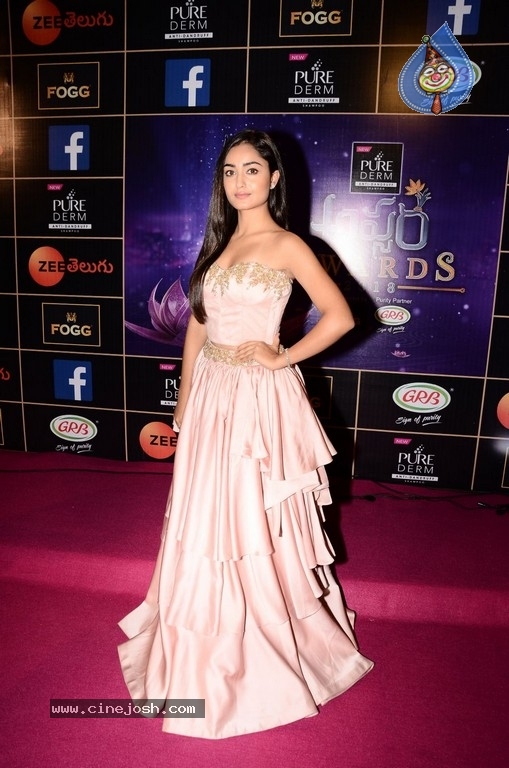 Tridha Choudhary At Zee Apsara Awards - 29 / 39 photos