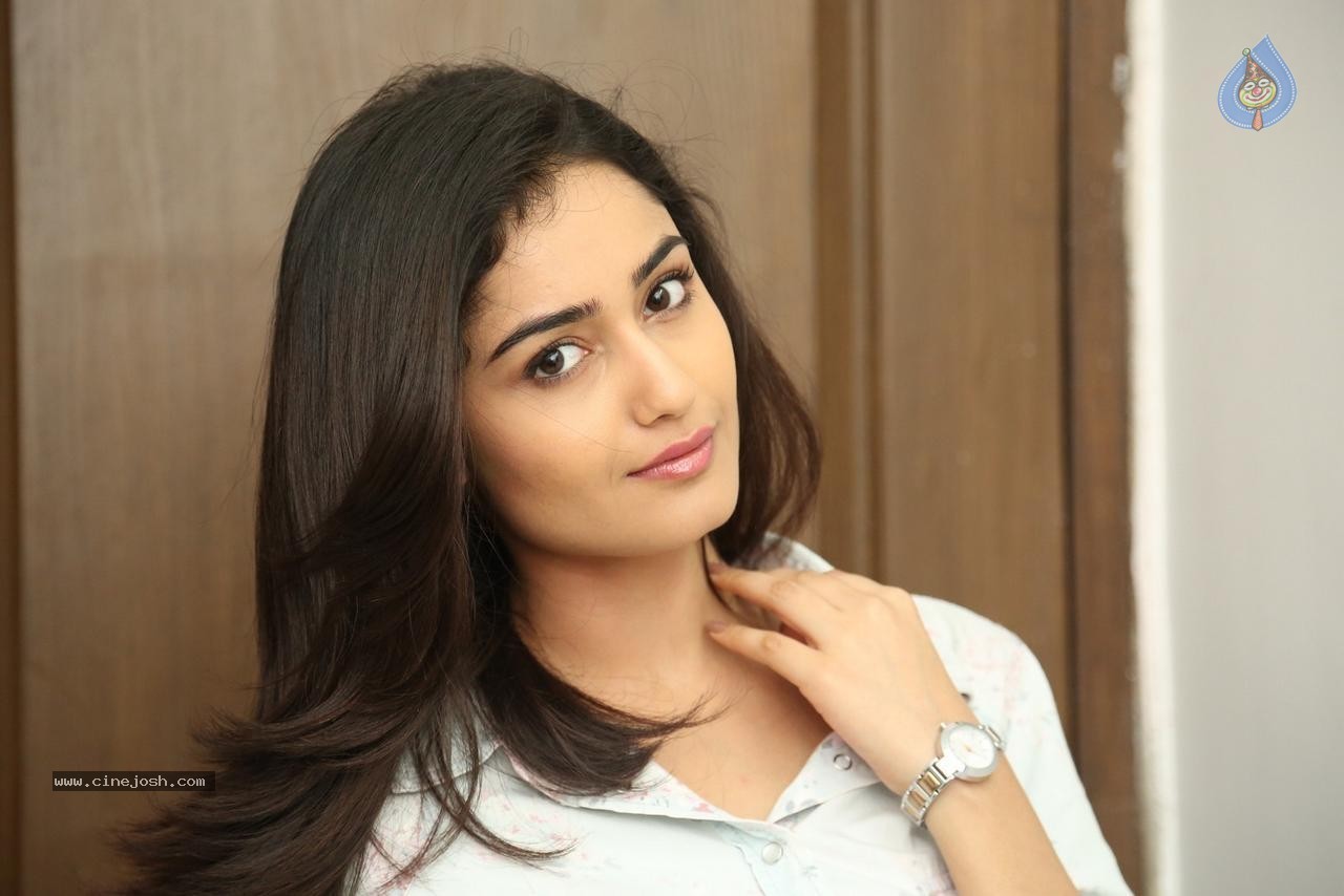Tridha Choudhury New Gallery - 33 / 61 photos