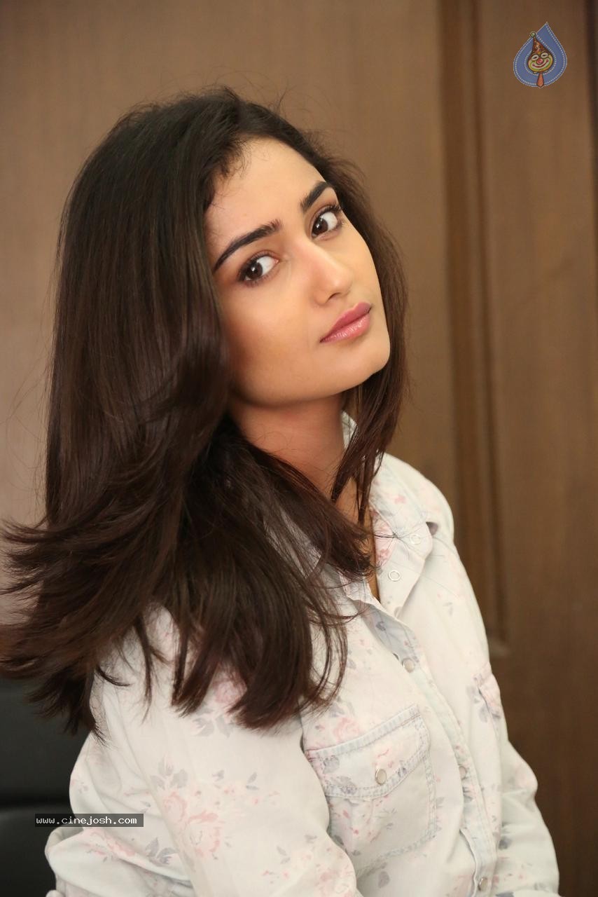 Tridha Choudhury New Gallery - 46 / 61 photos