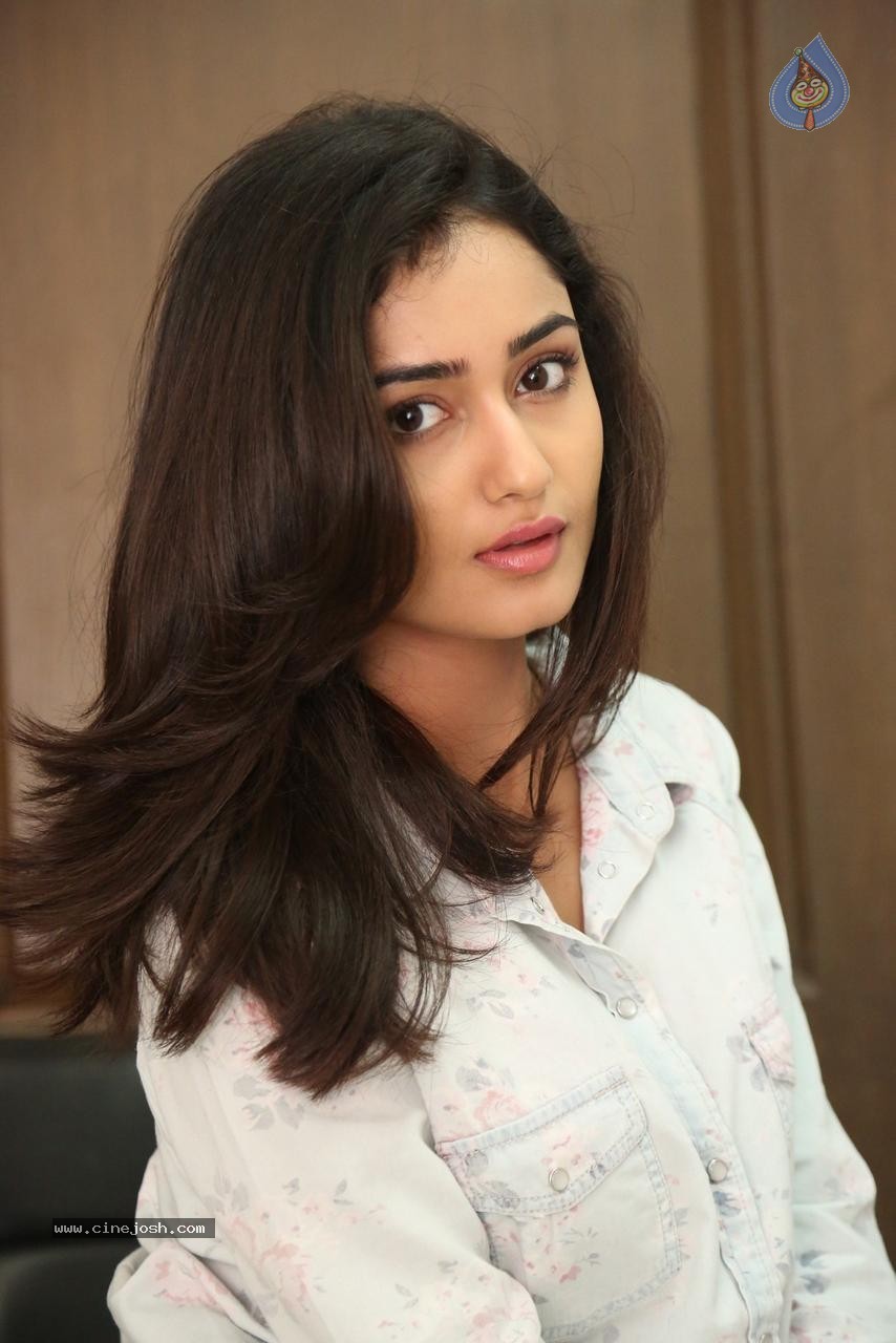 Tridha Choudhury New Gallery - 56 / 61 photos
