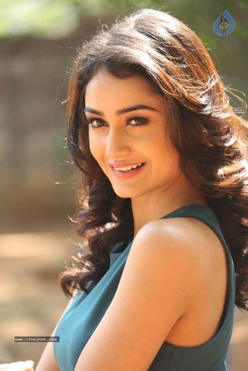 Tridha Choudhury Stills - 11 / 60 photos