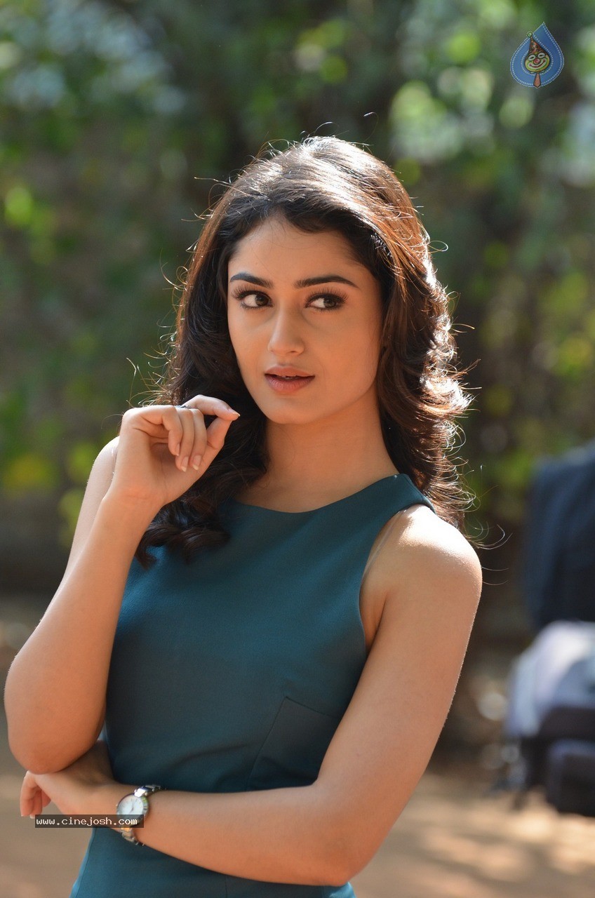 Tridha Choudhury Stills - 19 / 60 photos