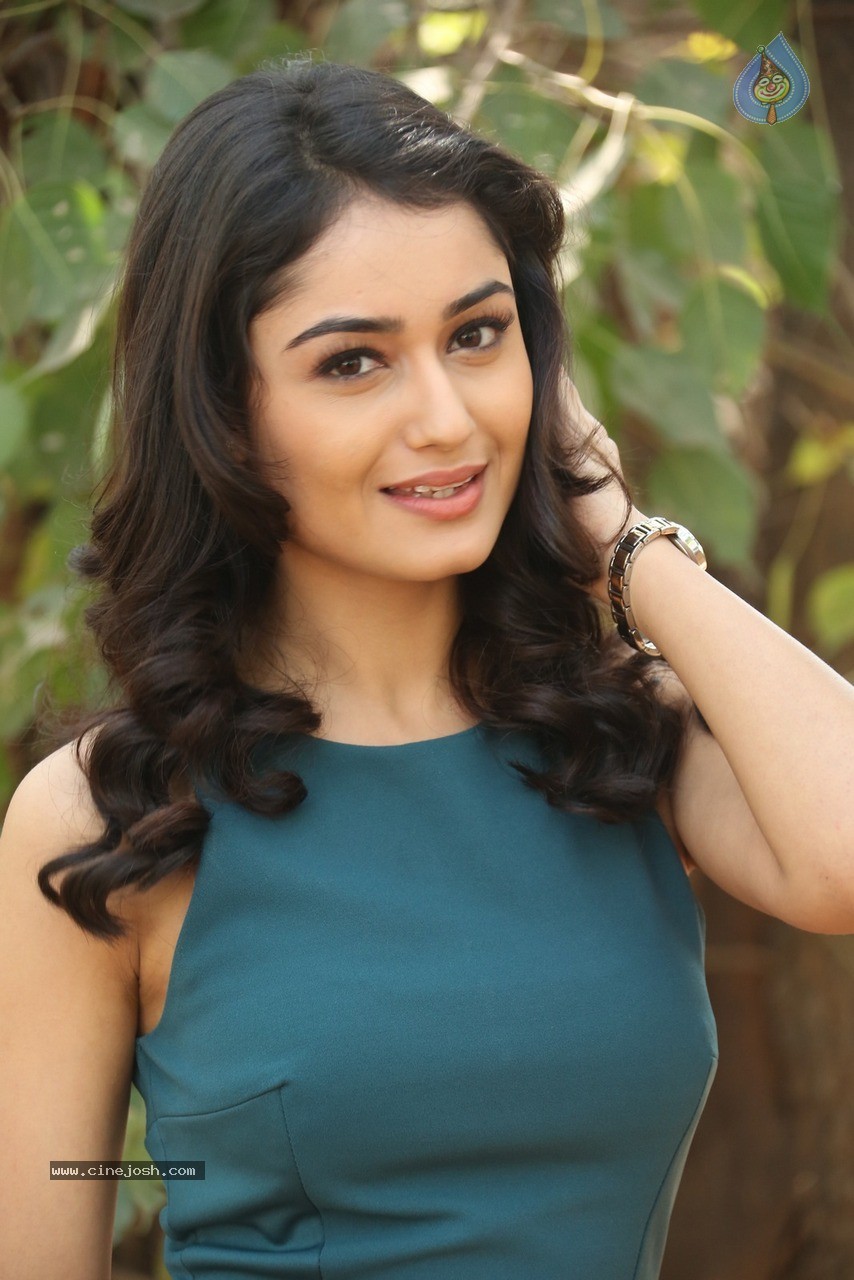 Tridha Choudhury Stills - 30 / 60 photos