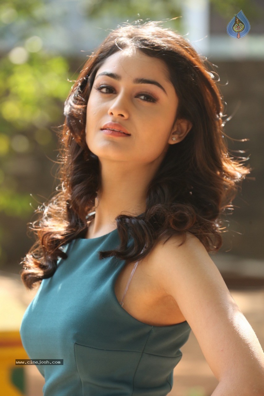 Tridha Choudhury Stills - 33 / 60 photos