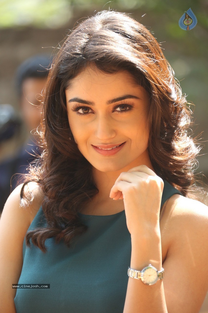 Tridha Choudhury Stills - 34 / 60 photos