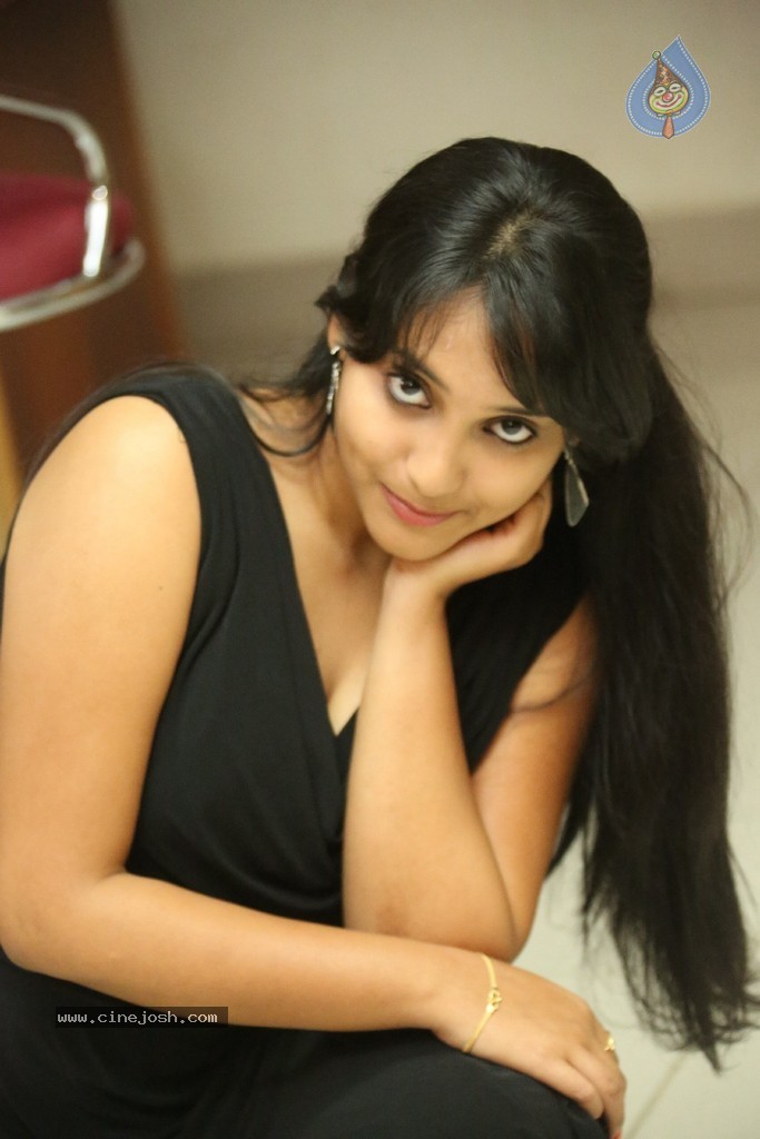 Trisha New Actress Stills - 1 / 102 photos