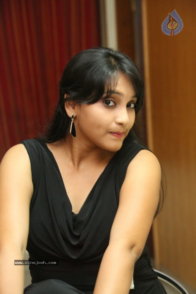 Trisha New Actress Stills - 25 / 102 photos