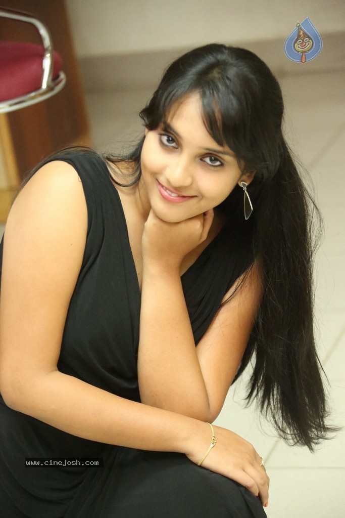 Trisha New Actress Stills - 42 / 102 photos