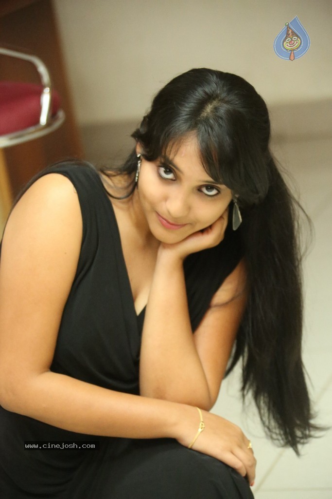 Trisha New Actress Stills - 53 / 102 photos