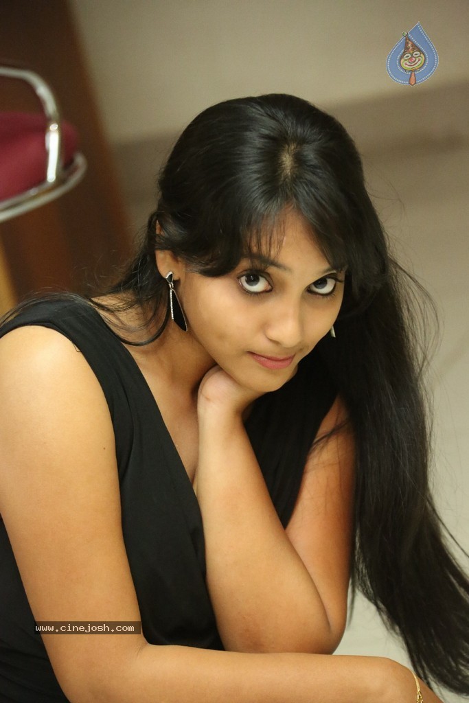 Trisha New Actress Stills - 55 / 102 photos