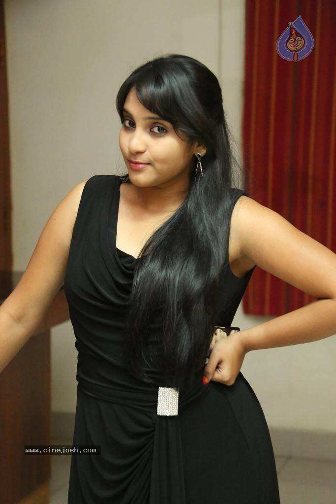 Trisha New Actress Stills - 70 / 102 photos