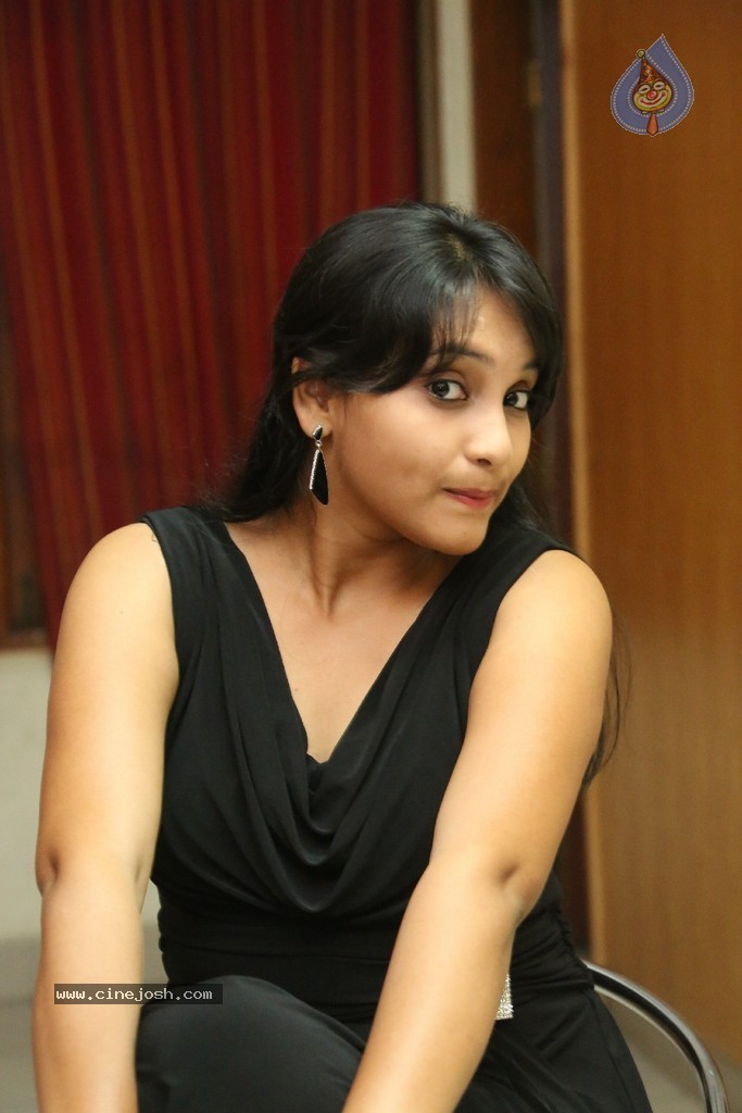 Trisha New Actress Stills - 74 / 102 photos