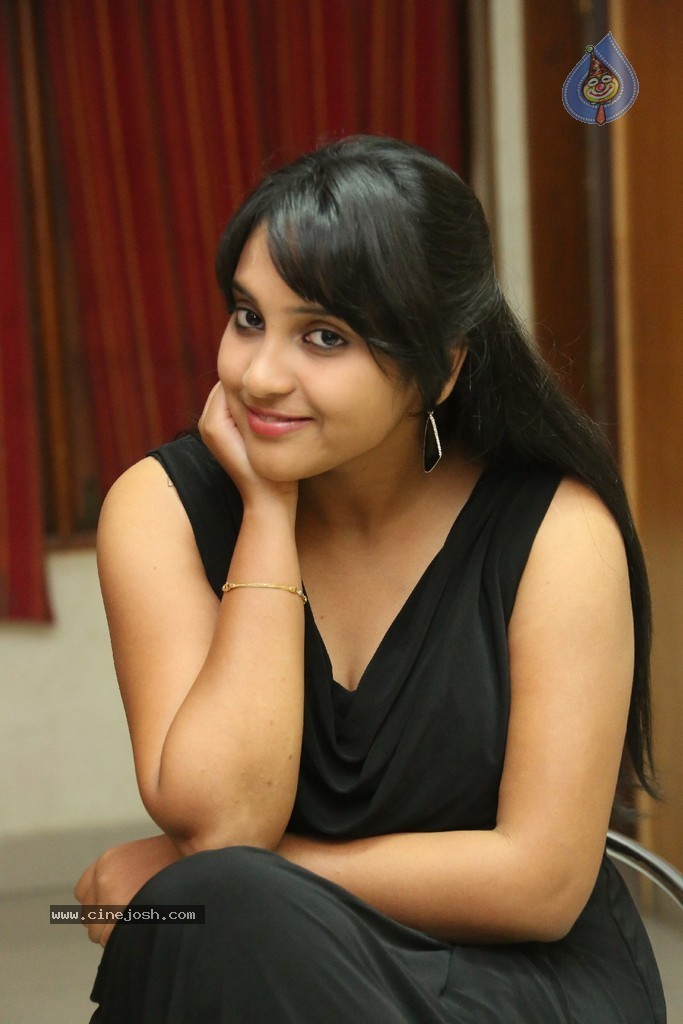 Trisha New Actress Stills - 77 / 102 photos