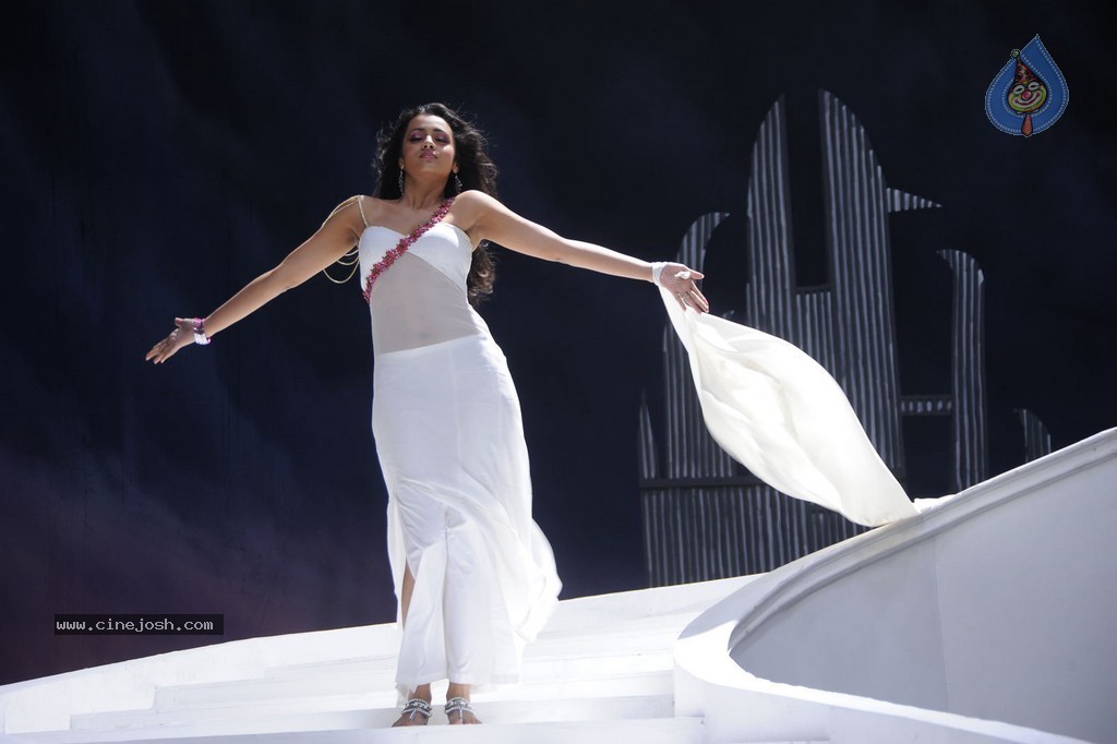 Trisha New Hot Stills - 15 / 62 photos