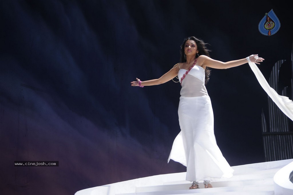 Trisha New Hot Stills - 45 / 62 photos