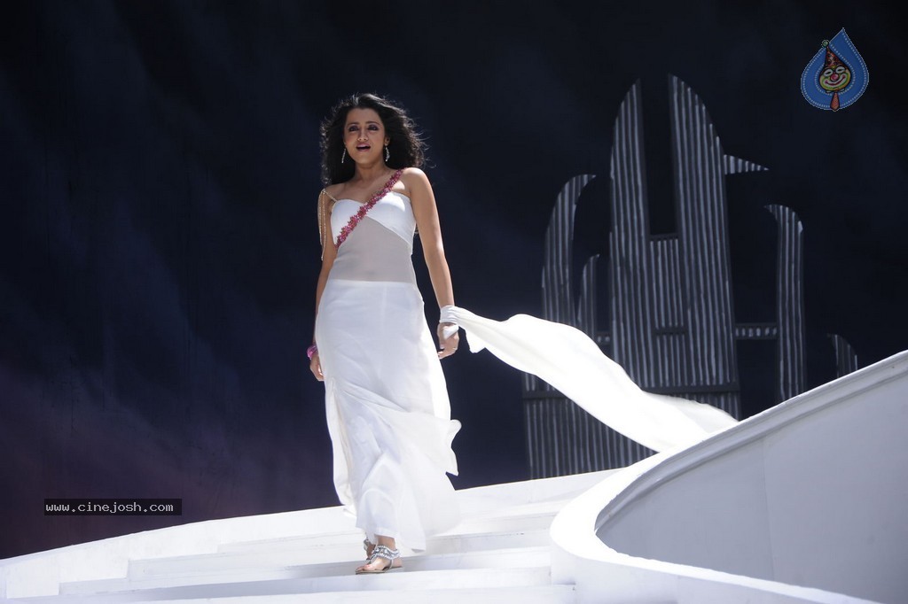 Trisha New Hot Stills - 52 / 62 photos