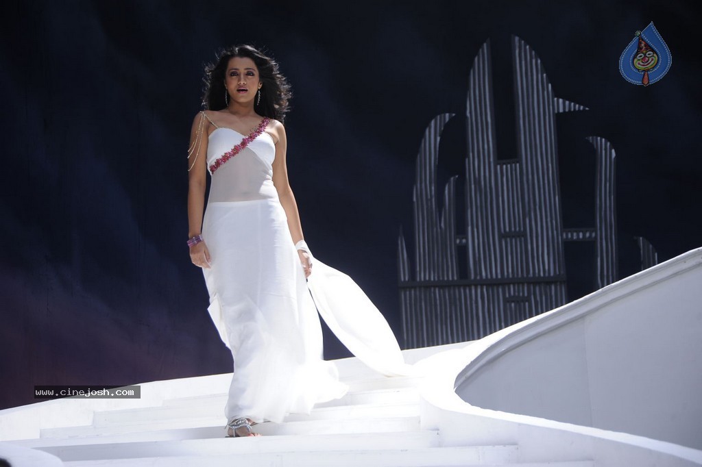 Trisha New Hot Stills - 53 / 62 photos