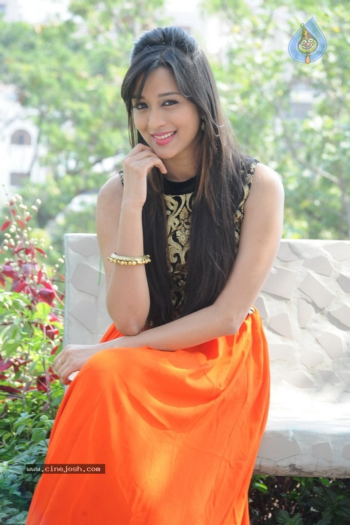 Tulika Gupta Stills - 76 / 80 photos