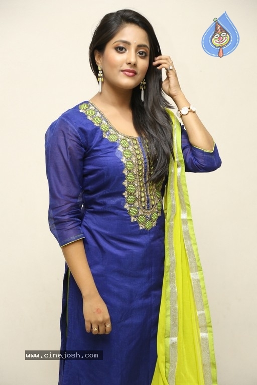 Ulka Gupta Gallery - 8 / 19 photos