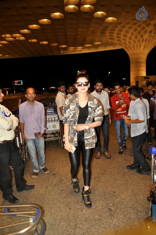 Urvashi Rautela at Mumbai Airport - 5 / 31 photos