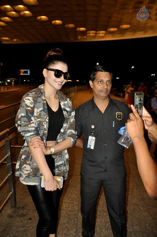 Urvashi Rautela at Mumbai Airport - 6 / 31 photos