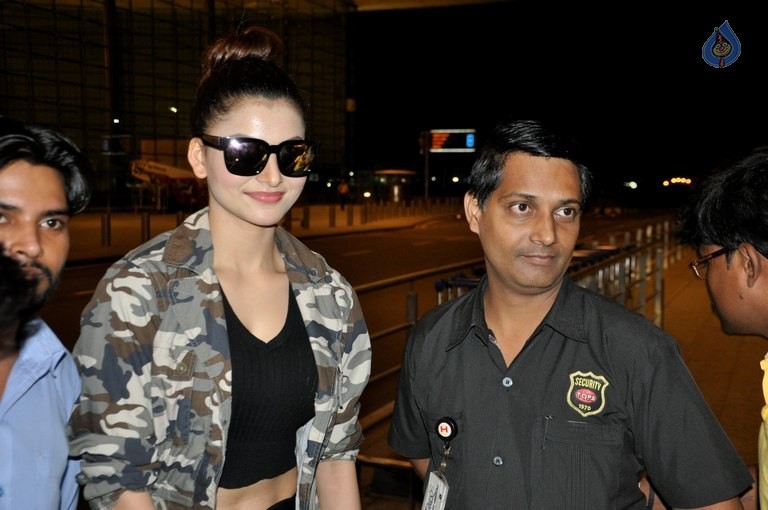 Urvashi Rautela at Mumbai Airport - 19 / 31 photos