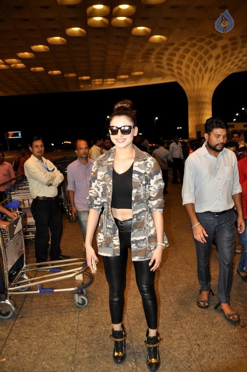 Urvashi Rautela at Mumbai Airport - 22 / 31 photos
