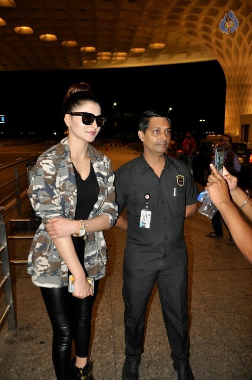 Urvashi Rautela at Mumbai Airport - 24 / 31 photos