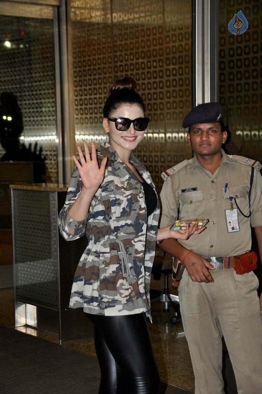 Urvashi Rautela at Mumbai Airport - 29 / 31 photos