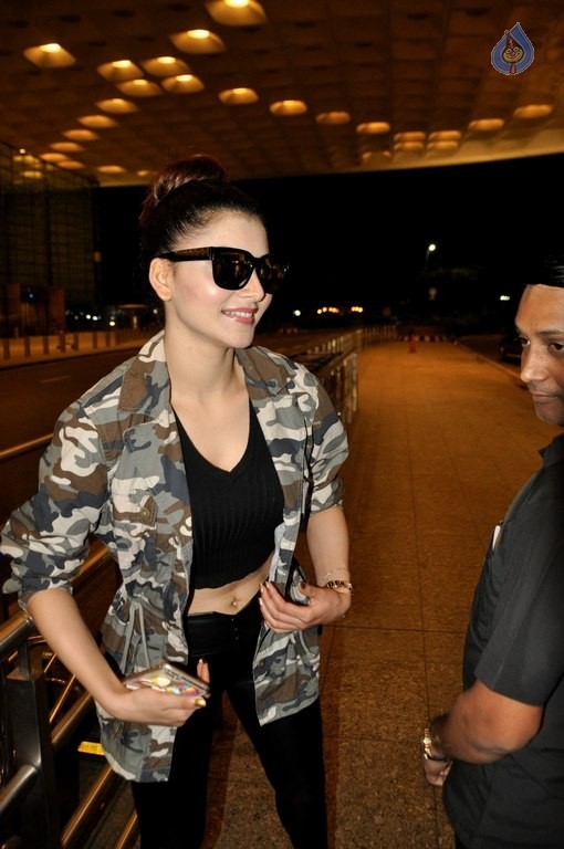 Urvashi Rautela at Mumbai Airport - 30 / 31 photos