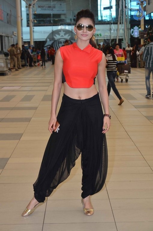 Urvashi Rautela New Pics - 13 / 25 photos