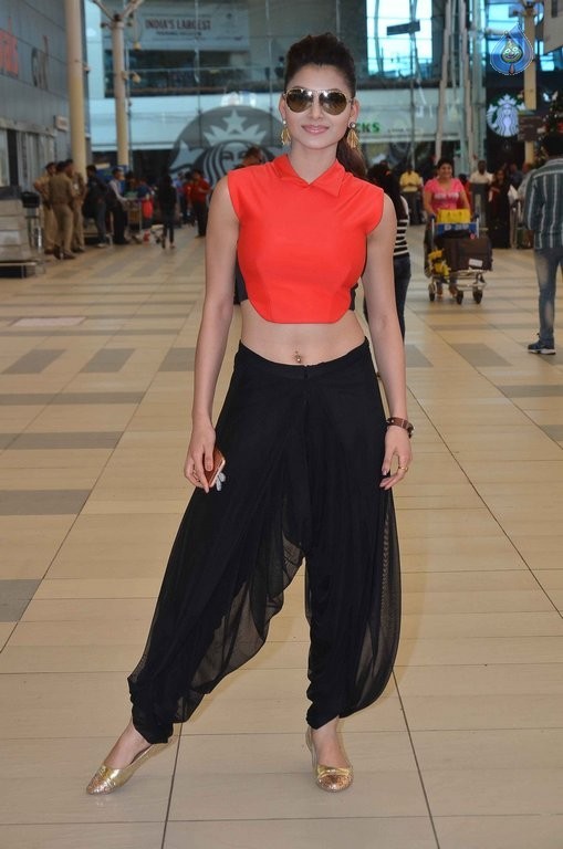 Urvashi Rautela New Pics - 22 / 25 photos