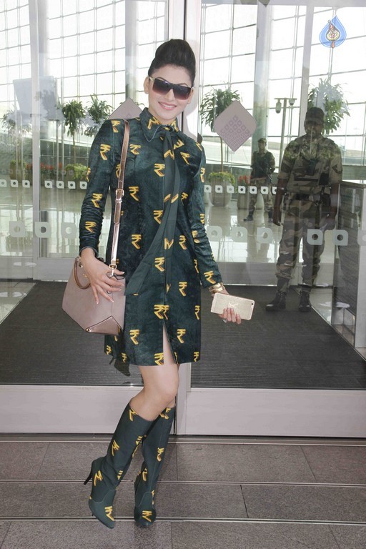 Urvashi Rautela New Pics - 5 / 13 photos