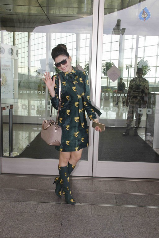 Urvashi Rautela New Pics - 9 / 13 photos