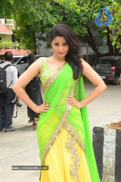 Usha Kurapati Pics - 10 / 19 photos