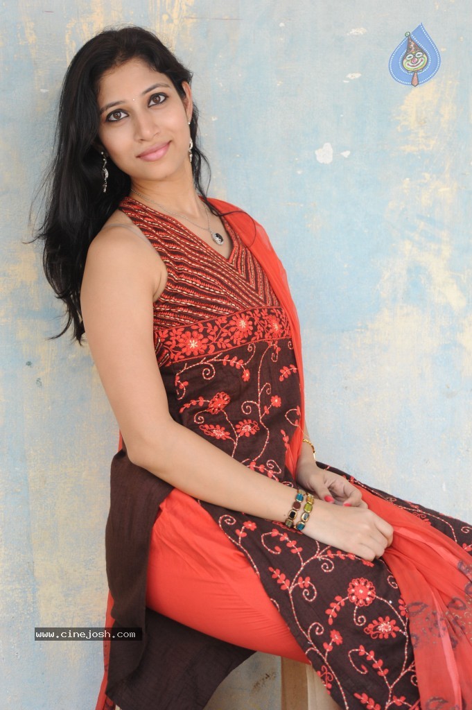 Usha Stills - 34 / 46 photos