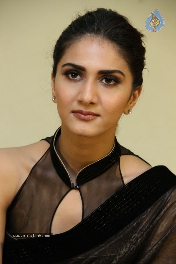 Vaani Kapoor Hot Stills - 70 / 107 photos