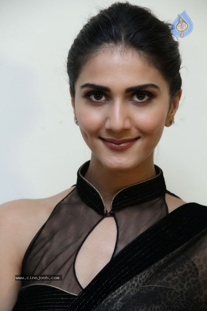 Vaani Kapoor Hot Stills - 76 / 107 photos