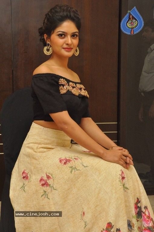 Vaibhavi Sandilya Latest Stills - 10 / 14 photos