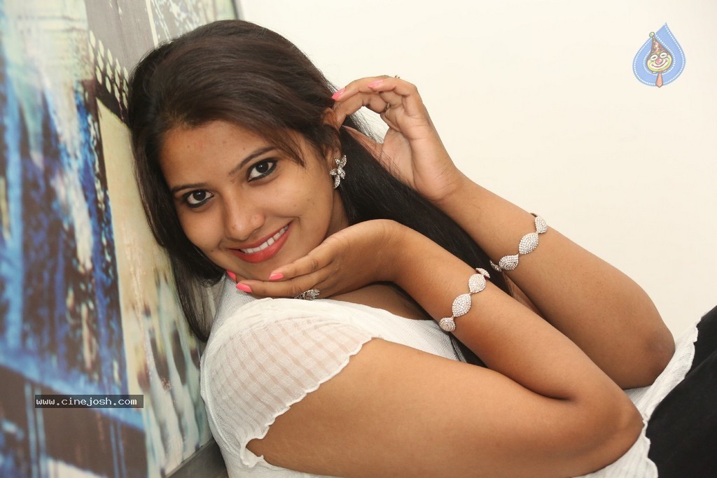 Vandana Stills - 21 / 77 photos