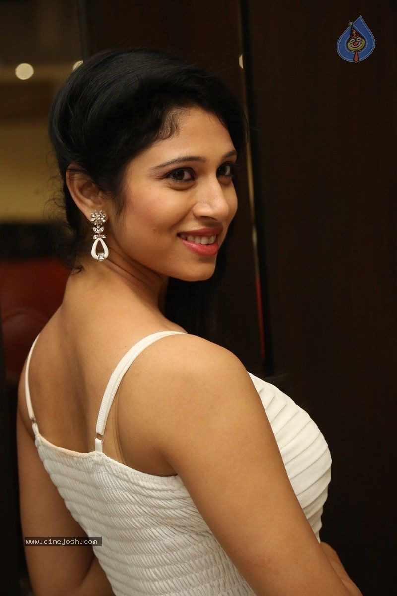 Vandhitha Photos - 35 / 60 photos