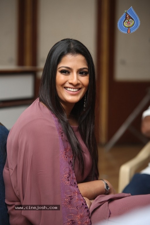 Varalakshmi Sarathkumar Interview Photos - 8 / 24 photos