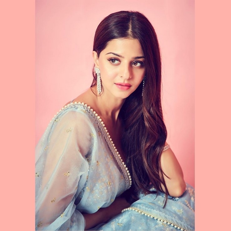 vedhika Photos - 2 / 14 photos