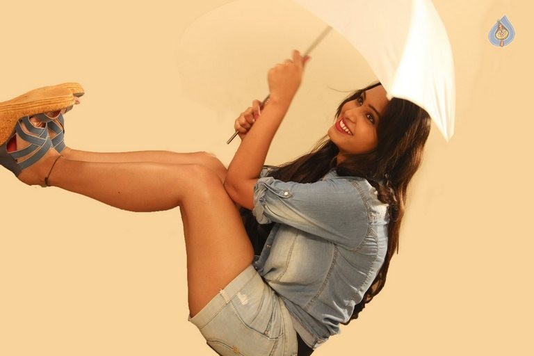 Vennela in Veeri Veeri Gummadi Pandu - 7 / 34 photos