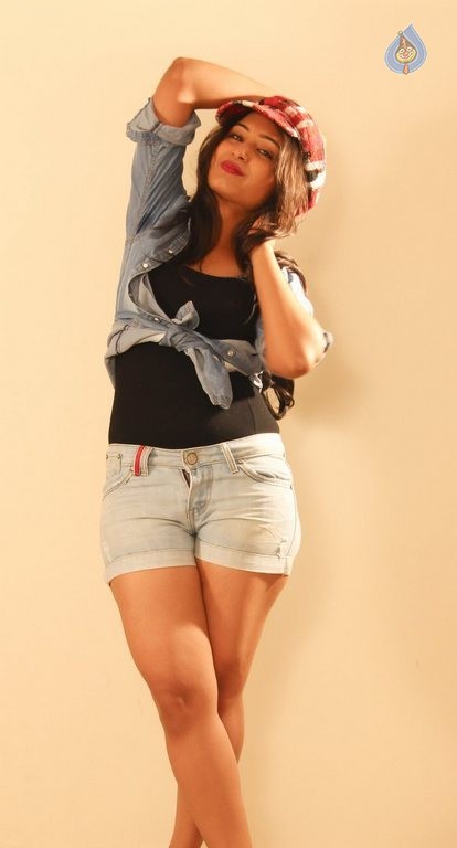 Vennela in Veeri Veeri Gummadi Pandu - 14 / 34 photos