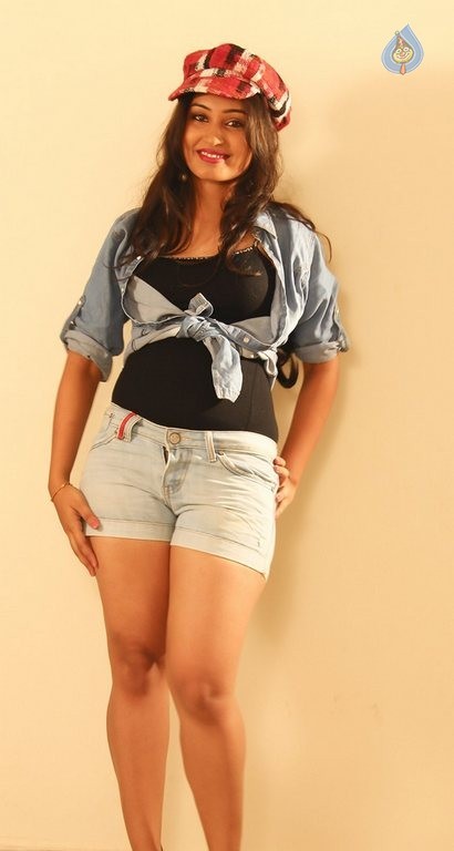 Vennela in Veeri Veeri Gummadi Pandu - 22 / 34 photos