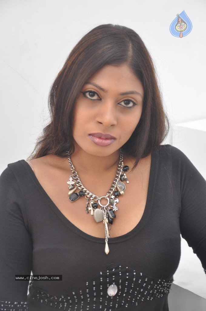 Victoria Hot Stills - 34 / 47 photos