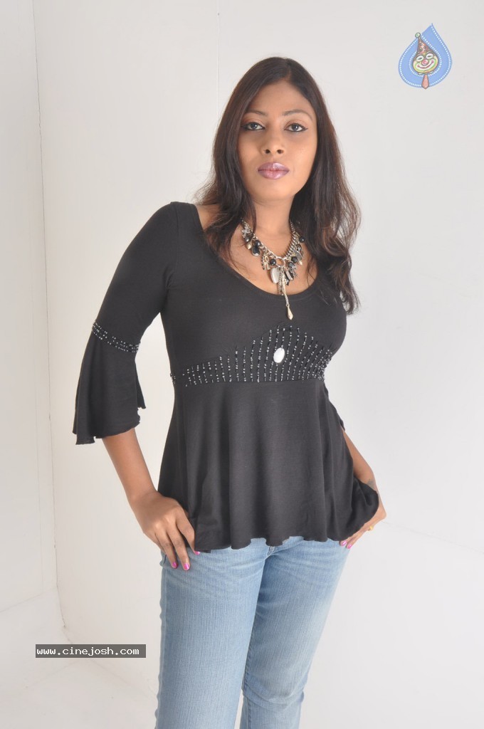 Victoria Hot Stills - 40 / 47 photos