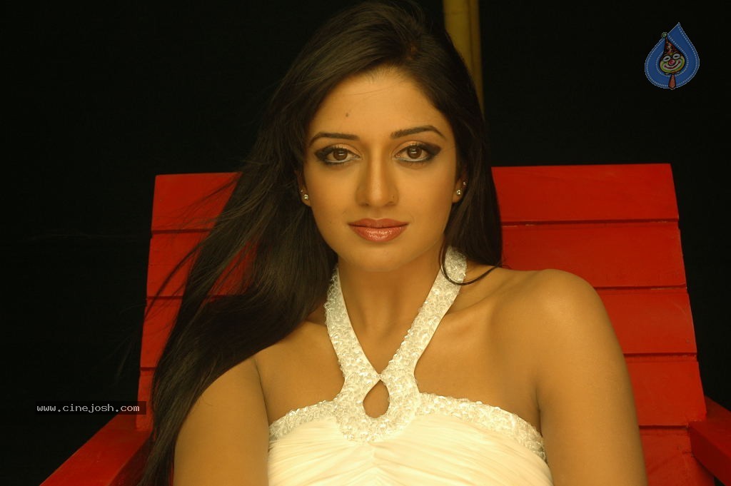 Vimala Raman Cute Stills - 6 / 51 photos