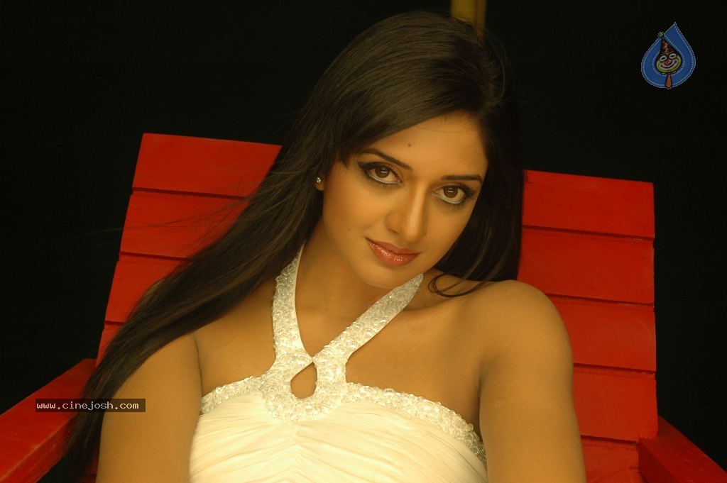 Vimala Raman Cute Stills - 21 / 51 photos
